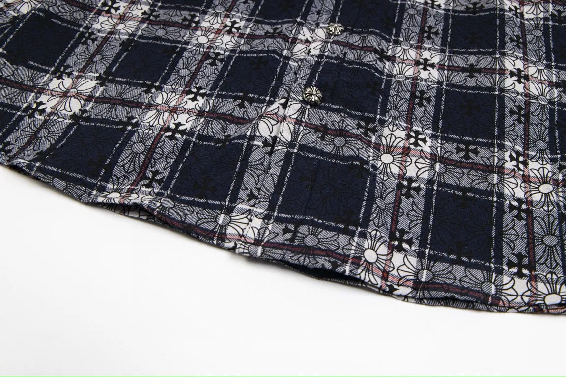 P230 Style number: G007 Chrome Hearts classic cashew flower cross all-over printed jacquard long-sleeved top casual shirt for couples 1️⃣Customized original jacquard fabric, high-quality pure cotton jacquard plaid fabric, soft and comfortable to the touch, a very high-quality fabric! 2️⃣The details of the workmanship are perfectly controlled. The lining is made of vest hemming, and the cuffs are made of double cross leather labels. It is different from the ordinary version. The collar is also designed with interlining, which shows high-end fashion and personality. The style is fashionable, simple and elegant, and it is a very versatile jacket! 4⃣️Complete accessories, all customized with original versions! Same style for men and women Color: Cashew Purple Sizes: S, M, L, XL
